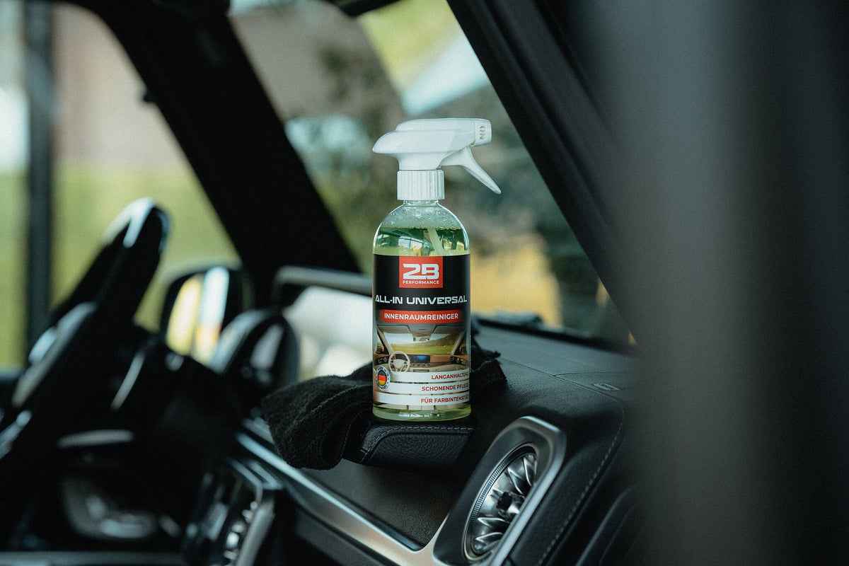 2B Performance All-In Universal Innenraumreiniger 500 ml – auf der Mittelkonsole
