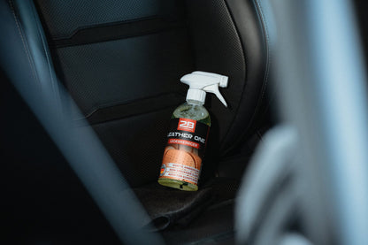 2B Performance Leather One Lederreiniger 500 ml – auf einem Ledersitz