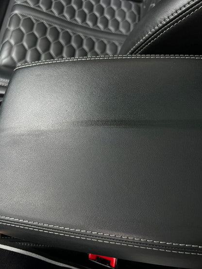 2B Performance Leather One Lederreiniger 500 ml – auf einem Sitzpolster