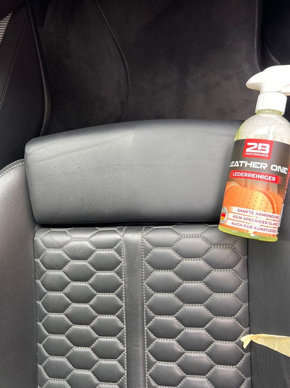2B Performance Leather One Lederreiniger 500 ml – neben einem Sitzpolster