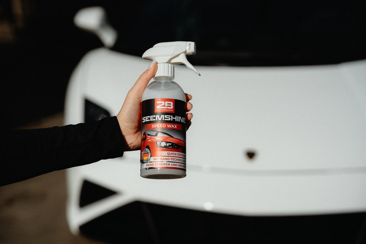 2B Performance SeemShine Speed Wax 500 ml – in der Hand vor einem Auto