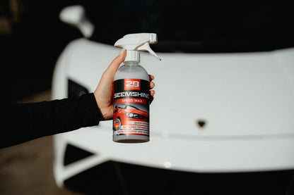 2B Performance SeemShine Speed Wax 500 ml – in der Hand vor einem Auto