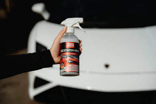 2B Performance SeemShine Speed Wax 500 ml – in der Hand vor einem Auto