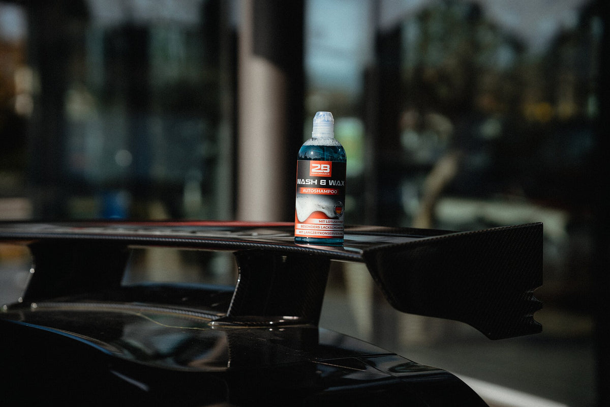 2B Performance Wash & Wax Autoshampoo 500 ml – auf dem Autodach